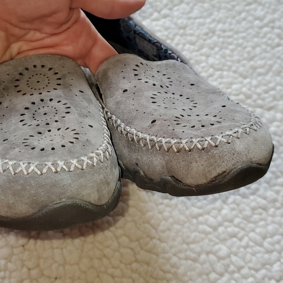 Skechers Sz. 8.5 Hand Tooled Soft Grey Leather Slipons - Picture 5 of 11